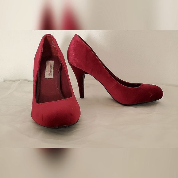 AM RAG 9 Velvet Red Pumps - Picture 2 of 8
